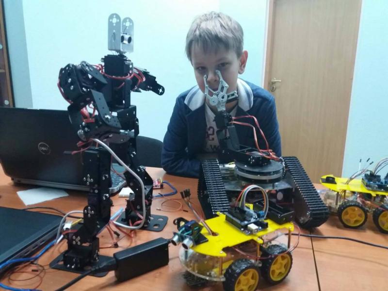 Мир профессий в робототехнике 8 класс проект. Робототехника в школе. Робототехника программирование. Программирование роботов для детей. Робот программист.